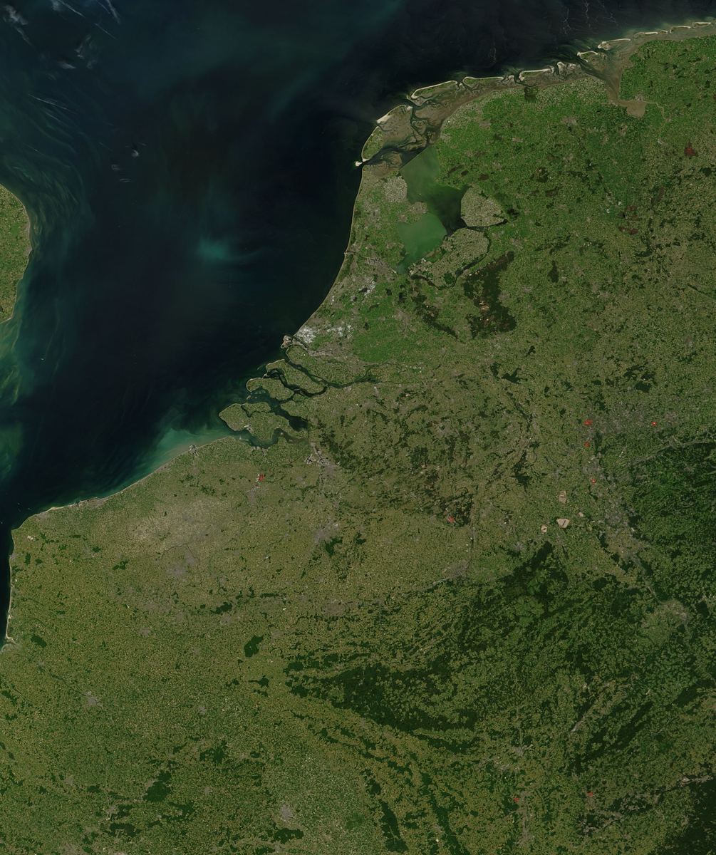 Grobes Satellitenbild der Beneluxstaaten mit Küste und Wolken