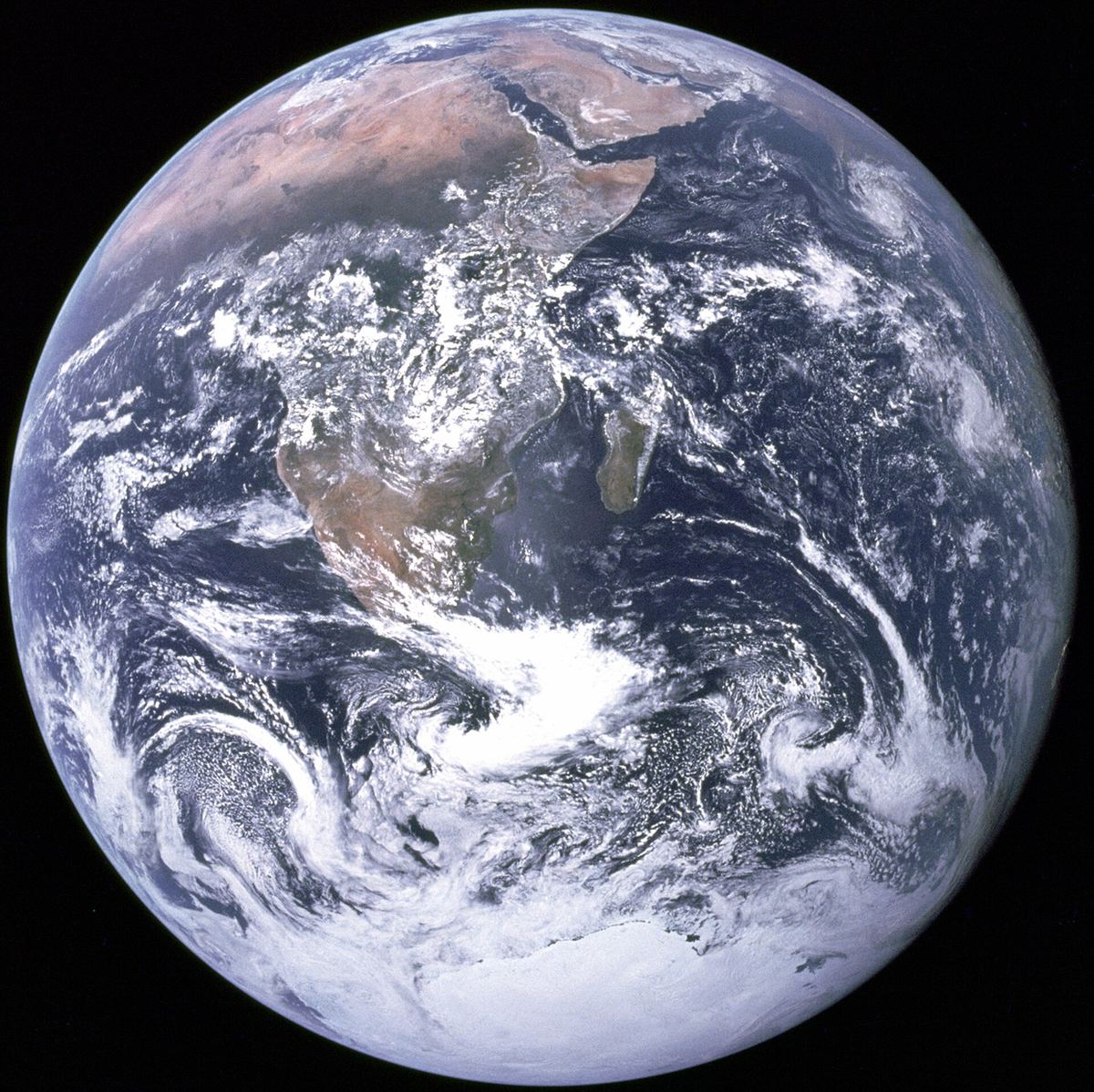 Die Erde aus dem All mit Afrika, Arabien und der Antarktis unter Wolkenwirbeln