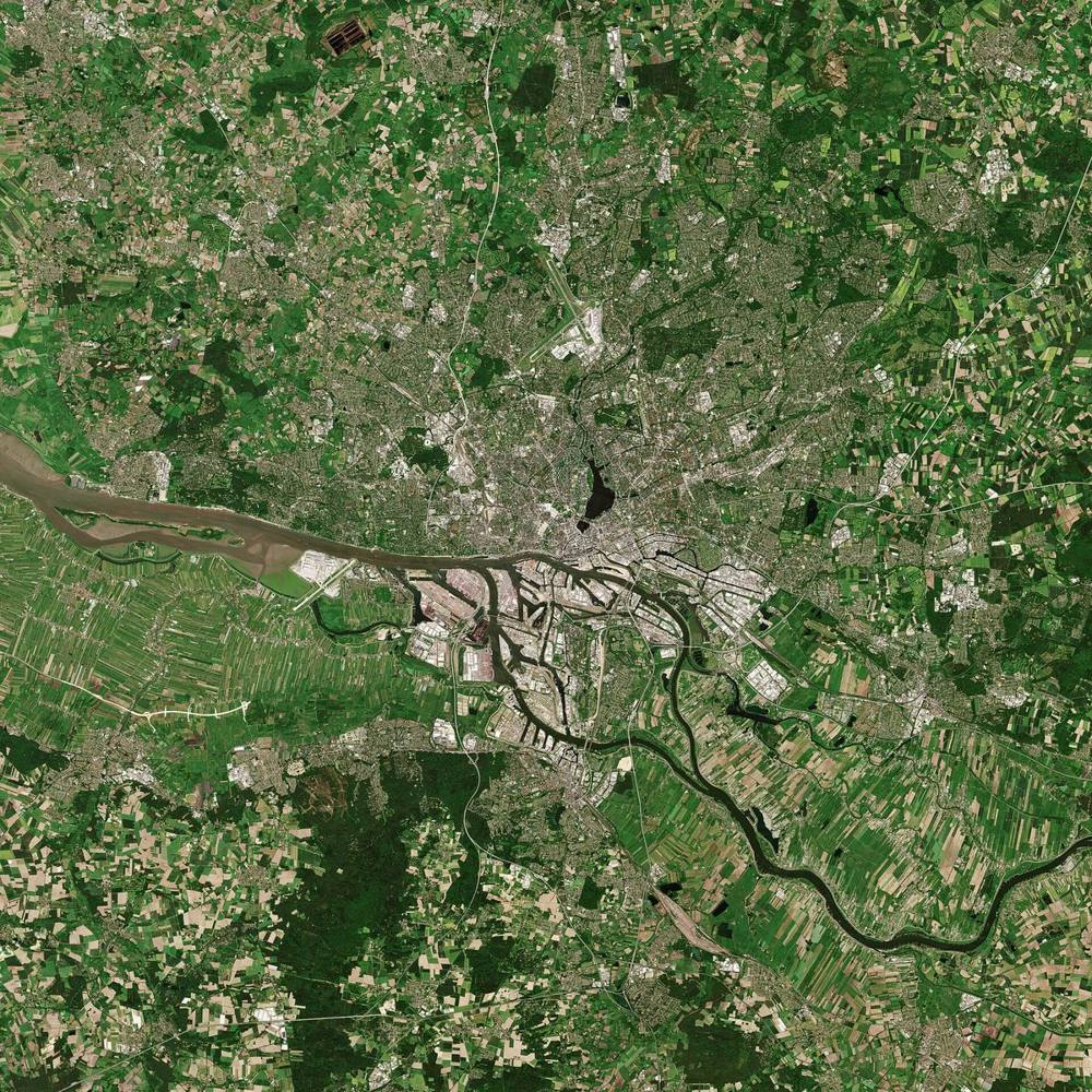 Satellitenbild von Hamburg mit Elbe, Hafenbecken und Stadtgebiet
