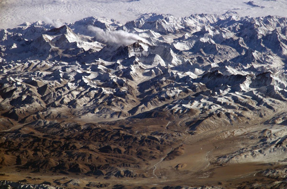 Satellitenaufnahme des Himalaya-Gebirges mit Schnee auf den Gipfeln